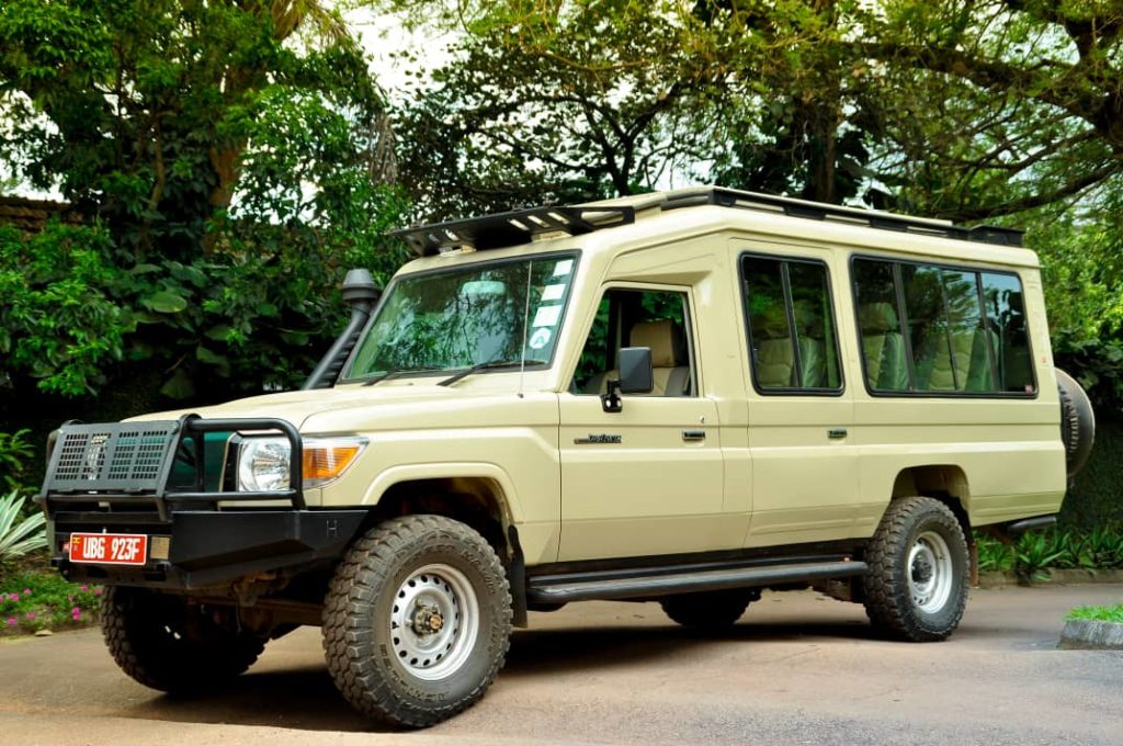 safari-land-cruiser-uganda