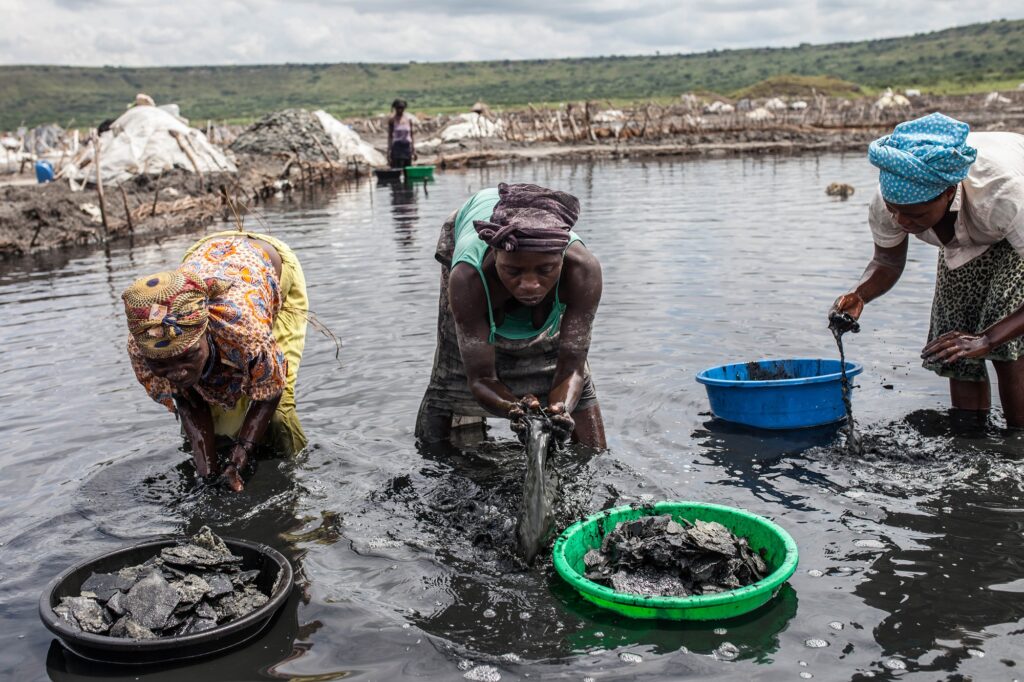 salt-mining-at lake katwe